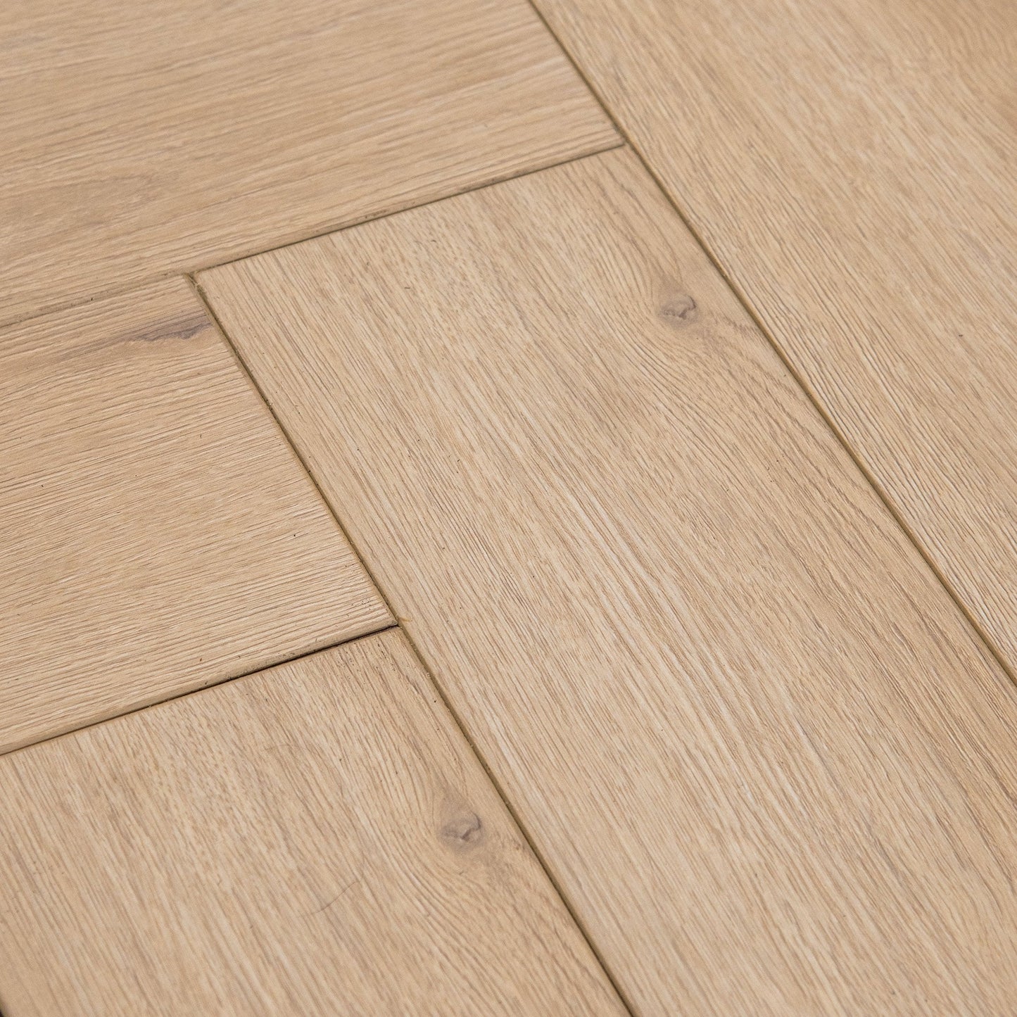 Pale Amberwood Oak - Comfort Luxe 12mm Laminate Herringbone Flooring (122145)