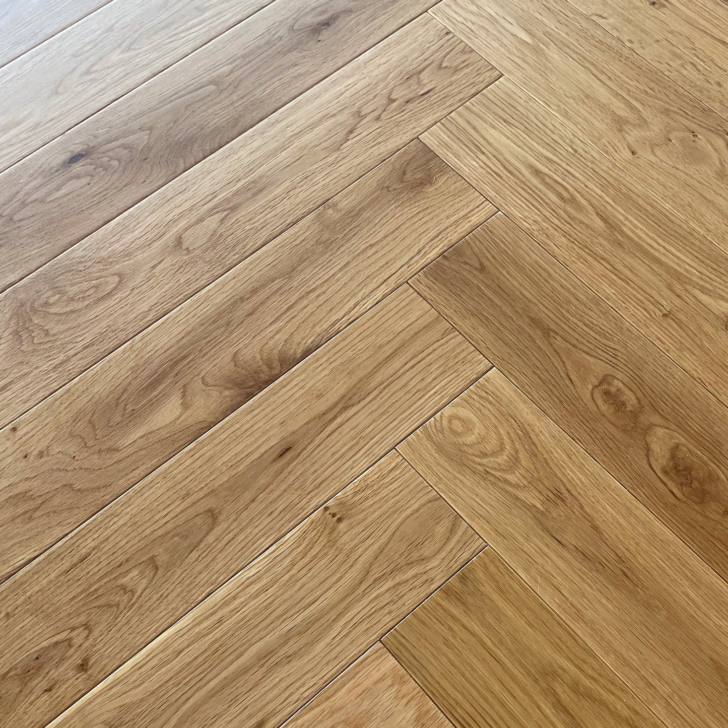 Natural Oak - Herringbone 18mm UV Lacquered Solid Real Wood Flooring (LIBSOHB18x90NAT2)